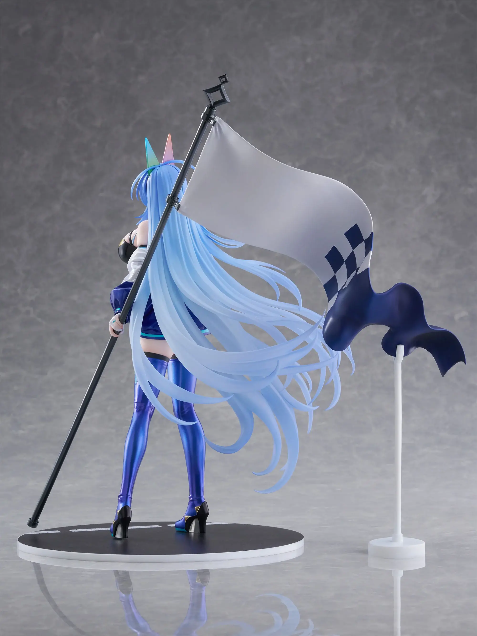 Figurine New Jersey IRF2024ver. d'Azur Lane par F:NEX (Furyu), tenue race queen bleue métallisée avec drapeau de course